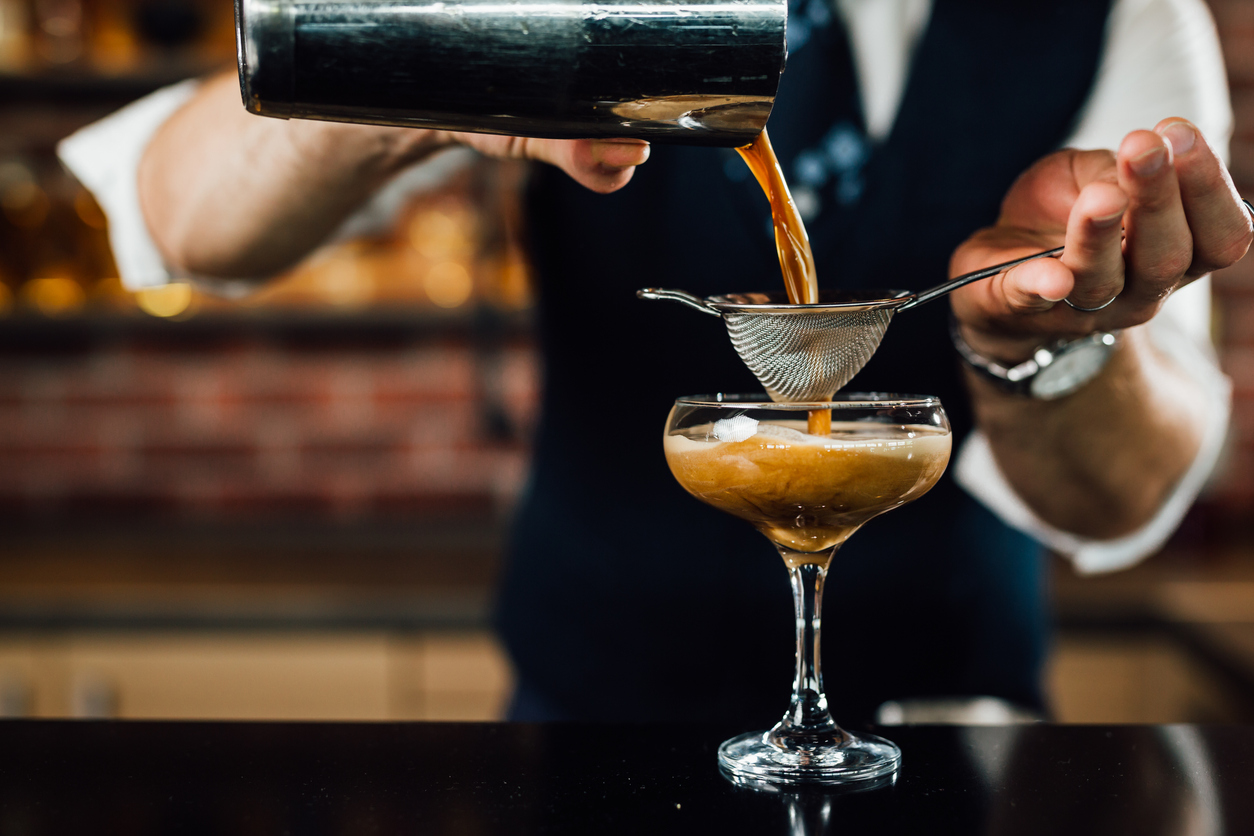 barman bereidt cocktail Uitgaan Rotterdam